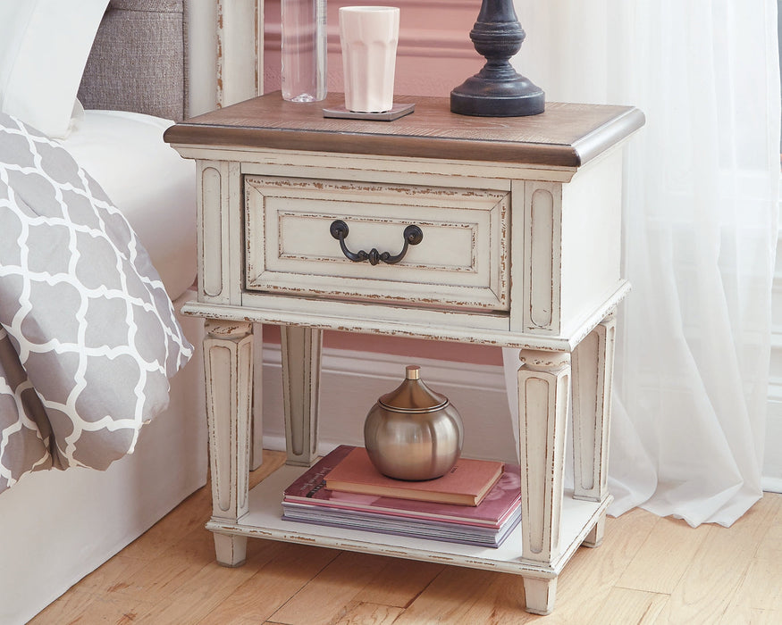 Realyn Full Panel Bed with Mirrored Dresser and 2 Nightstands Homeline Furniture